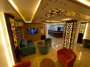 una hall con sedie e TV in un edificio di Petra Sofsaf Hotel a Wadi Musa