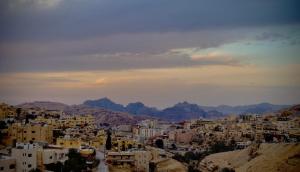 uma vista para uma cidade com edifícios e montanhas em Petra Sofsaf Hotel em Wadi Musa