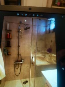 y baño con ducha y puerta de cristal. en Maison de 2 chambres avec piscine privee et jardin clos a Veyras en Veyras