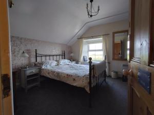 a bedroom with a large bed and a window at Chyheira in Ruan Minor