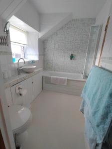 a bathroom with a toilet and a sink and a tub at Chyheira in Ruan Minor