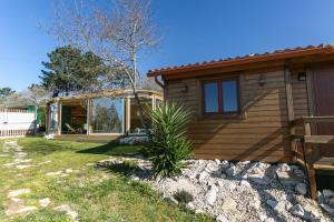 Budova, kde se chata nachází