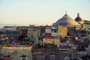 vistas a una ciudad con edificios y mezquitas en Case Così Apartments - Napoli, en Nápoles