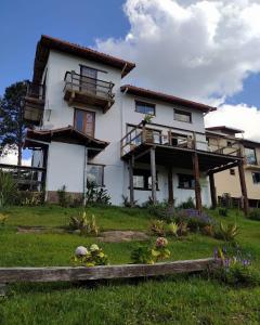 een huis met balkons en bloemen ervoor bij Brisa de Lavras in Lavras Novas