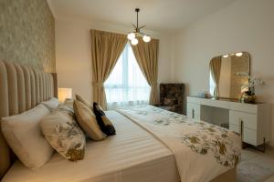 une chambre avec un grand lit et un miroir dans l'établissement INA Homes-Residences Tower 7 Full Burj Khalifa & Fountain Views, à Dubaï 30 autres photos