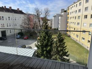 a balcony with a view of a parking lot at Luxusappartement mit Garage im Zentrum in Wiener Neustadt