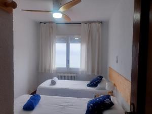 Llit o llits en una habitació de Tramuntana, casa amb bones vistes a mar, T