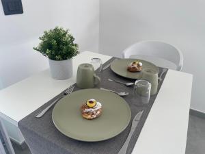 une table avec deux plaques de donuts dans l'établissement Tresino Rooms, à Agropoli
