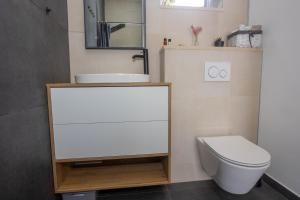 Koupelna v ubytování AMAI APARTMENT + 32 fotografií