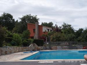 a swimming pool in front of a house at leiradaporta in Monforte de Lemos