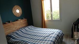 - une chambre dotée d'un lit avec une couverture bleue et blanche dans l'établissement Villa climatisée avec piscine, à Courthézon