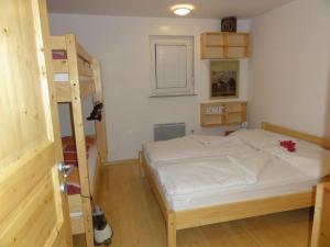 Apartment Katrca Kranjska Gora في كراجسكا غورا: غرفة نوم مع سرير بطابقين وسلم