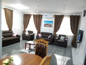 ein Wohnzimmer mit einem Sofa und einem Tisch in der Unterkunft Executive 2 Bedrooms Apartment in Amuna