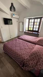 Un dormitorio con una cama grande y una ventana en TRES CERRITOS SALTA en Salta