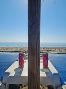 dos tazas rojas sentadas en una mesa cerca de la playa en Penthouse Karina Los Arqueros, en Benahavís