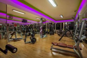 Fitness centrum a/nebo fitness zařízení v ubytování GK Home Apartment I part of Gk Fitness Club