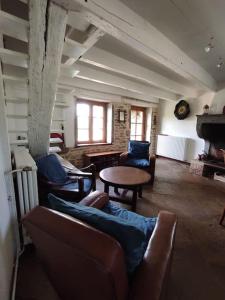 salon z kanapami i stołem w obiekcie Maison de famille en Bourgogne proche de Cluny w mieście Saint-Point