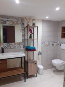 Kúpeľňa v ubytovaní Châteaudouble : appartement au calme