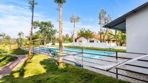 een afbeelding van een zwembad in een huis bij Hatti Eden Coorg in Gonikoppal