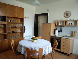 uma cozinha com uma mesa e cadeiras numa cozinha em Ferienwohnung Zur Weißen Taube em Dobbertin