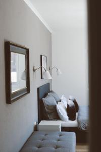 - un salon avec un canapé et un miroir dans l'établissement Mediteran Hvar - Modern Rooms and Restaurant, B&B, à Vrboska