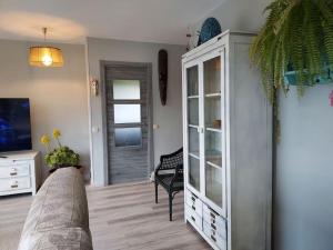 uma sala de estar com um grande armário branco com portas de vidro em precioso chalet em Gijón