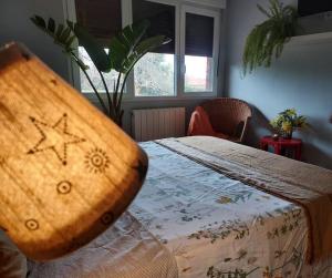 una camera da letto con un letto con una stella sopra di precioso chalet a Gijón