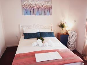 a bedroom with a white bed with towels on it at Fairytale in Boïkátika