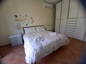 una camera da letto con un letto e due asciugamani di Il Parco holiday - locazione turistica a Fonte Nuova