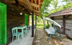 Gudovac的住宿－Nice Home In Gudovac With Kitchen，一个带桌椅的庭院和一座建筑