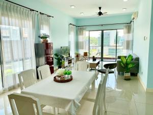 ein Wohnzimmer mit einem weißen Tisch und Stühlen in der Unterkunft Deco Home @ Imago The Loft in Kota Kinabalu