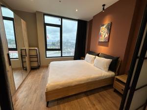 1 dormitorio con 1 cama en una habitación con ventanas en Bureau residence, en Kartepe