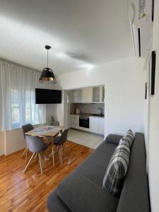 - un salon avec un canapé et une table dans l'établissement Apartman ANA, à Vrlika