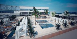 un resort con piscina e palme di LUXURY FLAT, 3 BEDROOMS, 2 BATHROOMS AND SWIMMING POOL NEXT TO THE BEACH!! a Barcellona