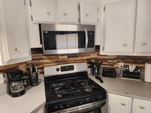 uma cozinha com um fogão e um micro-ondas em 1 Bdrm Grand Canyon Bridge Rental em Dolan Springs