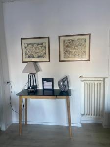 una scrivania con lampada e un'immagine su un muro di La finestra sul castello a Sestola