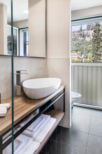 bagno con lavandino e specchio di Reflection Boutique Hotels a Toscolano Maderno