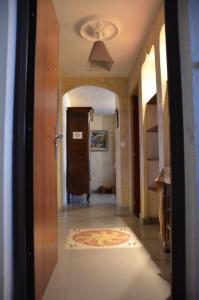 a hallway of a house with a door and a rug at Portman cosy in Toulon