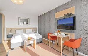 une chambre d'hôtel avec un lit, une table et des chaises dans l'établissement Fewo 41 Putbus-rgen, à Wreechen