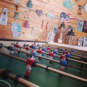 un groupe de figurines de jouets dans un bowling dans l'établissement LE GRAND LOGIS, suite Santorin avec spa insolite privatif, 