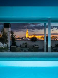 - une vue sur la ville depuis le toit d'un bâtiment dans l'établissement nQn Aparts & Suites Sevilla, à Séville