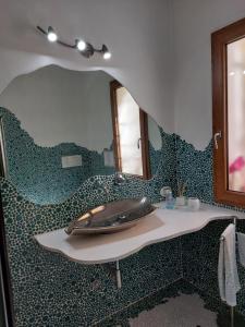 オルビアにあるB&B Marinaのバスルーム(洗面台、鏡付)