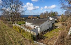 una vista aérea de una casa con una valla en Awesome Home In Kirke Hyllinge With House Sea View, en Kirke-Hyllinge