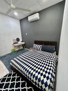 a bedroom with a black and white checkered bed at Home14#2pax#Wifi&Netflix#NearAeonAlma&Lotus in Bukit Mertajam