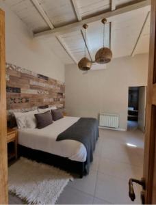 1 dormitorio con 1 cama y 2 cestas en la pared en CARASUR en Vista Flores