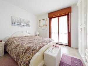 biała sypialnia z łóżkiem i oknem w obiekcie Casa Gio w Grado