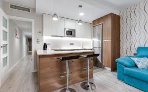 A kitchen or kitchenette at Apartamento Turquesa, 50m to Playa del Cura, Torrevieja