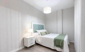 A bed or beds in a room at Apartamento Turquesa, 50m to Playa del Cura, Torrevieja