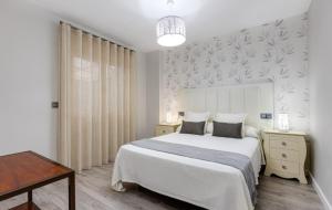 A bed or beds in a room at Apartamento Turquesa, 50m to Playa del Cura, Torrevieja
