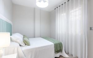 A bed or beds in a room at Apartamento Turquesa, 50m to Playa del Cura, Torrevieja